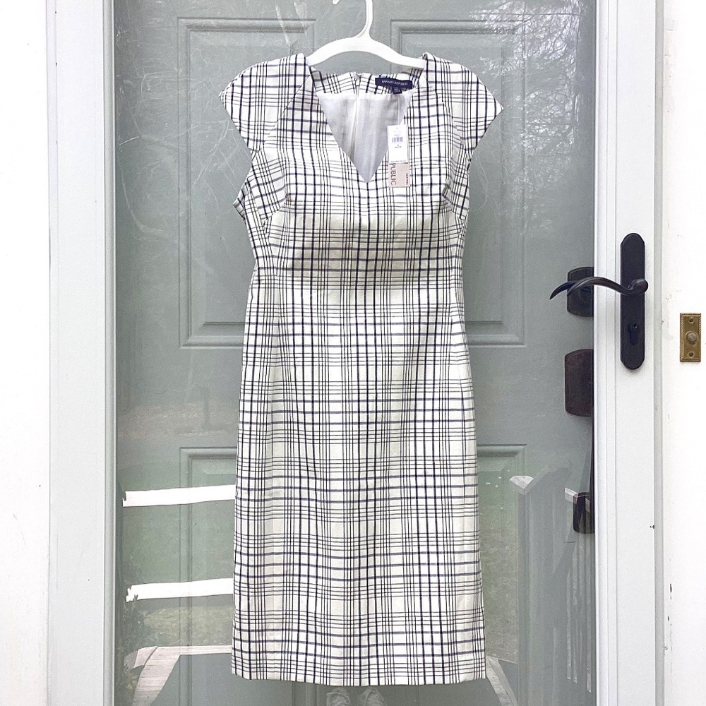 Last Chance! Banana Republic plaid dress cream/navy/black, v-neck, lined, 6P